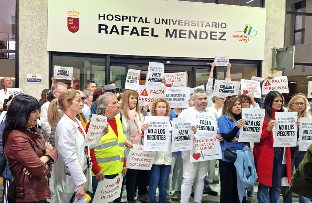 Sanitarios del hospital Rafael Mndez de Lorca se manifiestan y piden ms personal